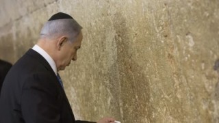 PM Benjamin Netanyahu prays at the Western Wall a day after the elections. Photo: Yonatan Sindel/Flash90