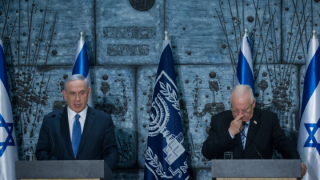 PM Netanyahu (L) receives the mandate to form the government from President Reuven Rivlin. Photo: Miriam Alster/Flash90