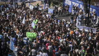 Students of the Blich High school in Ramat Gan campaign for different parties during a mock election on February 22, 2015. Photo: Flash90