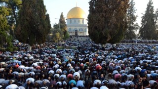 Thousands of Muslims perform the Eid prayers marking the end of the holy muslim month of Ramadan, at the Al Aqsa Mosque in Jerusalem's Old City, July 28, 2014. Photo: Sliman Khader/Flash90