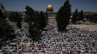 Muslims pray in front of the Dome of the Rock on the Temple Mount during the first Friday of the holy month of Ramadan in Jerusalem's Old City, June 19, 2015. Photo: Muath Al Khatib/Flash90