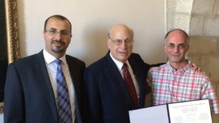 Victor Goldberg(C), flanked by Salah Alladin (L) and Yehuda Stolov. Photo: Courtesy