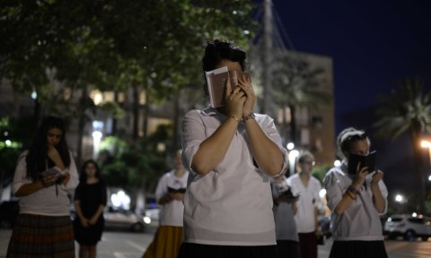 Members of the Bnei Akiva movement pray as they gather for the ritual of Tisha B'Av at Rabin Square in Tel Aviv on July 25, 2015. Photo: Tomer Neuberg/Flash90